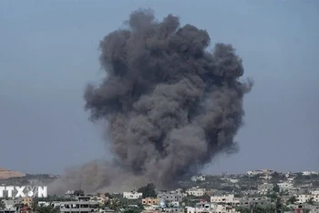 Khói bốc lên sau cuộc không kích của Israel xuống Dải Gaza. (Ảnh: IRNA/TTXVN)