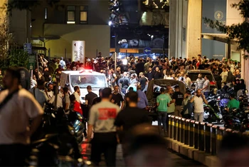 Người dân tập trung bên ngoài Bệnh viện American University of Beirut Medical Center (AUBMC) tại Beirut, Lebanon, ngày 17/9/2024. (Ảnh: Reuters)