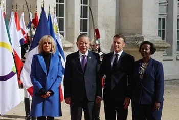 Tổng thống Cộng hòa Pháp Emmanuel Macron và Tổng Thư ký Pháp ngữ Louise Mushikiwabo đón Tổng Bí thư, Chủ tịch nước Tô Lâm. Ảnh: Trí Dũng – TTXVN