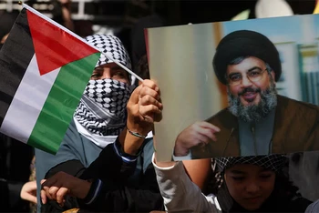 Người ủng hộ Hezbollah cầm chân dung ông Hashem Safieddine trong một cuộc biểu tình. (Ảnh: Reuters)