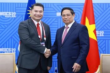 Thủ tướng Phạm Minh Chính tiếp Bộ trưởng Kinh tế Malaysia Rafizi Ramli. (Ảnh: TTXVN)