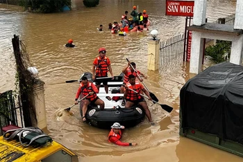 Lực lượng chức năng Philippines sơ tán người dân sau khi nước dâng cao do mưa lớn do bão Trà Mi gây ra. (Ảnh: Reuters)