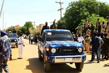 Cảnh sát vũ trang làm nhiệm vụ tại khu vực kiểm soát bởi quân đội Sudan ở Omdurman. (Ảnh: THX/TTXVN)