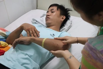 Anh Đậu Ngọc Hoàn được chăm sóc tại cơ sở y tế.