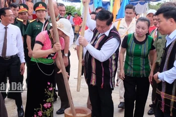 Đồng chí Nguyễn Trọng Nghĩa cùng giã gạo với đồng bào tại ngày hội Toàn dân bảo vệ an ninh Tổ quốc năm 2023 ở Bình Phước.