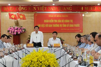 Đồng chí Phan Đình Trạc phát biểu tại buổi công bố quyết định kiểm tra của Bộ Chính trị đối với Ban Thường vụ Tỉnh ủy Bình Phước 