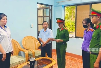 Cán bộ công an đọc lệnh khám xét, bắt tạm giam Nguyễn Đỗ Thúy Anh.