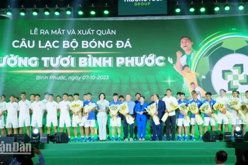 Lãnh đạo tỉnh Bình Phước tặng hoa chúc mừng Câu lạc bộ bóng đá Trường Tươi Bình Phước