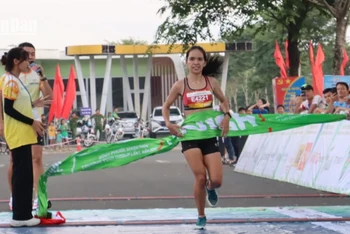  Hoàng Thị Ngọc Hoa cán đích ở nội dung 42km nữ chuyên nghiệp