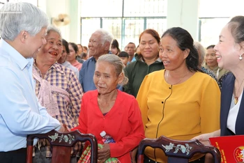 Đồng chí Đỗ Văn Chiến thăm hỏi, tặng quà cho bà con đồng bào dân tộc thiểu số tại huyện Hớn Quản, tỉnh Bình Phước.