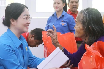 Lãnh đạo tỉnh Bình Dương trao quà cho người nghèo trên địa bàn huyện Chơn Thành.