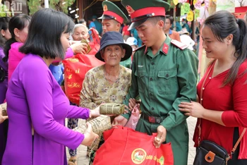 Nhân dân trên địa bàn huyện Lộc Ninh tham gia “Chợ 0 đồng – Lan tỏa yêu thương” 