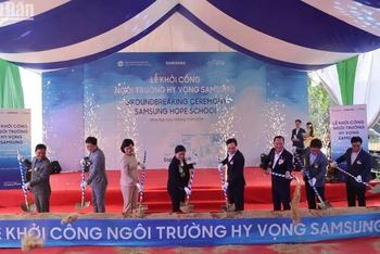 Các đại biểu thực hiện nghi thức khởi công Ngôi trường Hy vọng Samsung tại Bình Phước