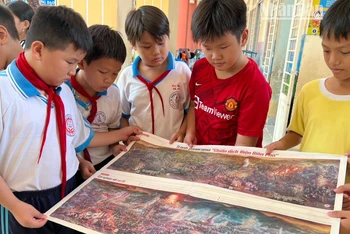 Các em học sinh hào hứng với panorama “Chiến dịch Điện Biên Phủ”.