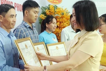 Các hộ nông dân sản xuất giỏi nhận bằng khen của Chủ tịch Ủy ban nhân dân tỉnh Bình Phước.