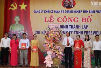 Lãnh đạo Đảng ủy khối Cơ quan và Doanh nghiệp tỉnh Bình Phước trao quyết định kết nạp đảng viên. 