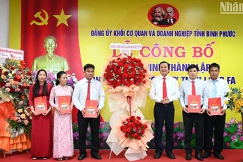 Lãnh đạo Đảng ủy Khối cơ quan và Doanh nghiệp tỉnh Bình Phước trao Quyết định thành lập chi bộ và Quyết định chỉ định chi ủy, bí thư, phó bí thư và tặng lẵng hoa chúc mừng Chi bộ cơ sở công ty TNHH Long Fa.