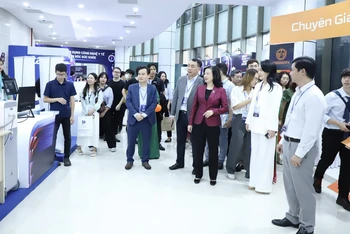 Tham quan khu trưng bày của ngành y tế tại Triển lãm quốc tế Đổi mới sáng tạo Việt Nam 2023.