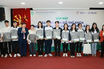 Lãnh đạo Tổng hội Y học Việt Nam tặng quà cho các tân sinh viên đỗ thủ khoa ngành Y Dược các tỉnh phía bắc năm học 2023-2024.