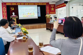 TS Trần Khánh Vân trao đổi về các giải pháp phòng chống thiếu vi chất dinh dưỡng. (Ảnh: Minh Hoàng)