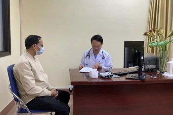GS,TS Phạm Mạnh Hùng khám, tư vấn cho người bệnh tăng huyết áp.