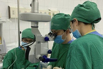 Phó Giáo sư, Tiến sĩ Lê Xuân Cung và kíp phẫu thuật đang thực hiện ca ghép giác mạc.