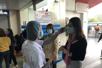 Bộ Y tế khuyến cáo người dân khi đến các cơ sở y tế cần đeo khẩu trang để ngăn chặn sự lây lan các tác nhân gây bệnh.