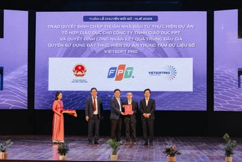 TS Nguyễn Khắc Thành, Hiệu trưởng Trường đại học FPT (thứ 2 từ trái qua) nhận giấy chứng nhận đầu tư xây dựng dự án tổ hợp giáo dục.