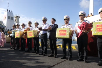 Lãnh đạo Tỉnh ủy, Ủy ban nhân dân tỉnh Khánh Hòa tặng quà cho người dân và chiến sĩ trên đảo.