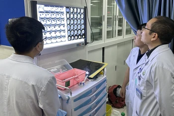 Các bác sĩ tua trực ngày 13/2 tại Bệnh viện Hữu nghị Việt Đức đánh giá chấn thương của người bệnh trên kết quả cận lâm sàng