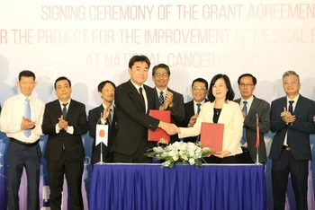Bộ trưởng Y tế Đào Hồng Lan và Trưởng đại diện Cơ quan Hợp tác quốc tế Nhật Bản tại Việt Nam Sugano Yuich ký kết thỏa thuận.