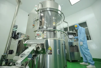 Sản xuất thuốc tại nhà máy đạt tiêu chuẩn GMP Nhật Bản và GMP châu Âu của Công ty cổ phần dược phẩm SaVi.