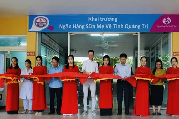 Cắt băng khai trương Ngân hàng sữa mẹ vệ tinh tại Bệnh viện đa khoa tỉnh Quảng Trị