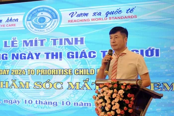 PGS, TS Cung Hồng Sơn, Phó Giám đốc Bệnh viện Mắt trung ương phát biểu tại lễ mít tinh.