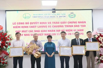 Đại diện Trung tâm kiểm định chất lượng giáo dục Thăng Long trao Chứng nhận đạt tiêu chuẩn chất lượng cho 5 chương trình đào tạo của Trường đại học Y Dược.