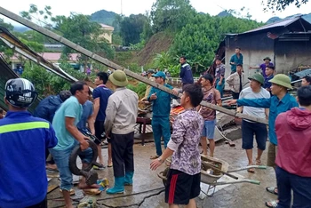Người dân xã Yên Thành, huyện Quang Bình (Hà Giang) hỗ trợ các gia đình có nhà bị sập thu dọn đồ đạc đến nơi an toàn. (Ảnh KHÁNH TOÀN)