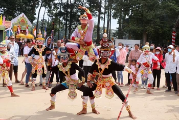 Ðội múa Cha dam biểu diễn tại lễ hội Ok Om Bok năm 2022 tại tỉnh Trà Vinh. (Ảnh MINH KHỞI)