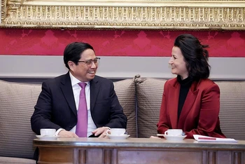Thủ tướng Phạm Minh Chính hội kiến Chủ tịch Thượng viện Vương quốc Bỉ Stephanie D'hose. (Ảnh TTXVN)
