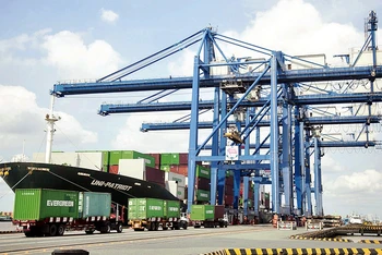 Bốc xếp hàng hóa xuất nhập khẩu tại Cảng Cát Lái, Thành phố Hồ Chí Minh. (Ảnh: Hồng Ðạt)