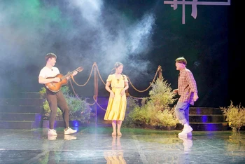 Cảnh trong vở nhạc kịch Trại hoa vàng của Nhà hát Tuổi trẻ.
