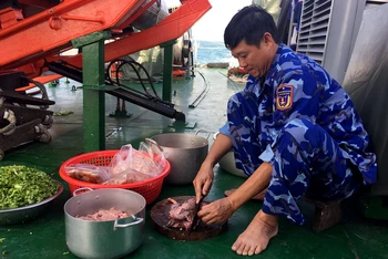 Thiếu tá quân nhân chuyên nghiệp Nguyễn Thành Công, nhân viên phụ trách công tác hậu cần tàu Cảnh sát biển 4039, Hải đội 422, Hải đoàn 42, Bộ Tư lệnh Vùng Cảnh sát biển 4.