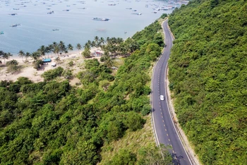 Tuyến quốc lộ 29 Phú Yên-Đắk Lắk kết nối cảng Vũng Rô khu kinh tế nam Phú Yên với các tỉnh Tây Nguyên. (Ảnh TRUNG THI)