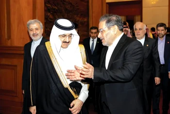 Các quan chức Saudi Arabia và Iran trong cuộc đàm phán về quan hệ hai nước. (Ảnh REUTERS)