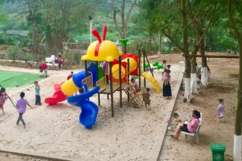 Trẻ em vui chơi ở vườn rừng ven sông Hồng.