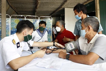 Quân y Vùng 4 Hải quân khám, chữa bệnh cho ngư dân tại thị xã Hoài Nhơn, tỉnh Bình Ðịnh. (Ảnh ÐỨC THU)