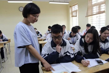 Giờ học ôn tập của học sinh lớp 12 Trường THPT Trương Ðịnh, quận Hoàng Mai, Hà Nội. (Ảnh VÂN ANH)
