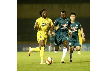 Sông Lam Nghệ An (áo vàng) có chiến thắng đầu tiên khi đánh bại Hoàng Anh Gia Lai 3-1. (Ảnh HAGL)