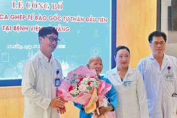 Ban Giám đốc Bệnh viện Ðà Nẵng và ê-kíp tặng hoa chúc mừng bệnh nhân Lê Thị C. sau thành công của ca tế bào gốc tự thân.