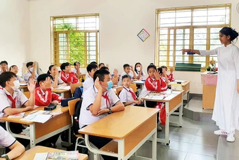 “Cô giáo nhí” Trương Khánh Huyền say sưa trong tiết dạy.