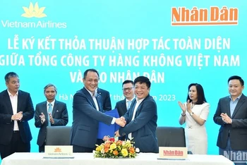Ký kết hợp tác toàn diện giữa báo Nhân Dân và Vietnam Airlines